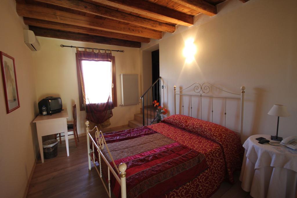 Agriturismo Borgo Tecla Rosà Oda fotoğraf